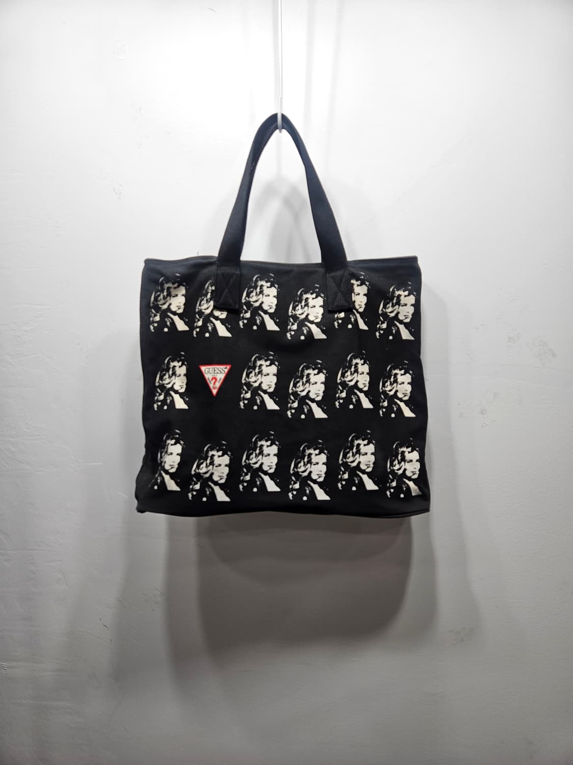 게스(Guess) 클라우디아쉬퍼 한정판 캔버스 토드백 블랙 상품이미지1