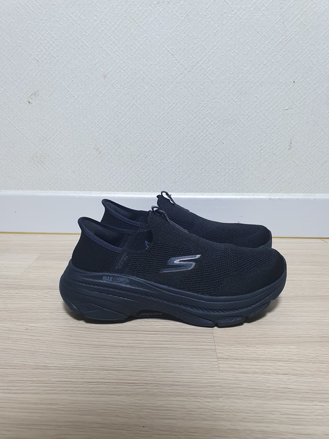 스케쳐스 맥스쿠션 아치핏 블랙 슬립온 245 상품이미지1