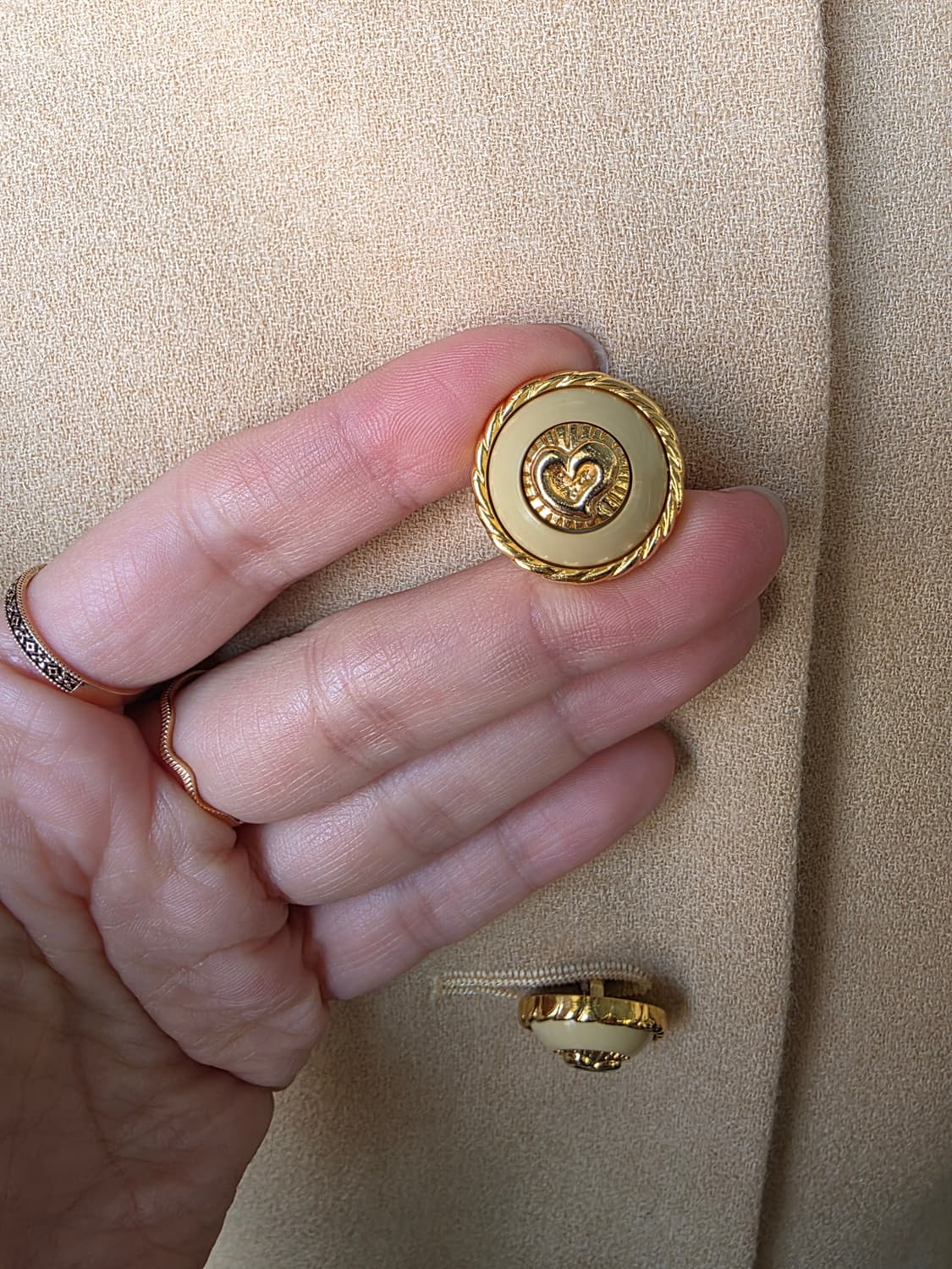 베이지 하트 금장 단추 자켓 상품이미지3