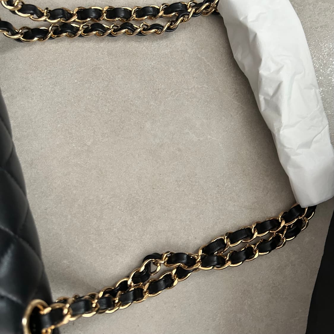 새상품 샤넬 클래식 플랩백11.12 미듐 블랙 24년12월구매 상품이미지5