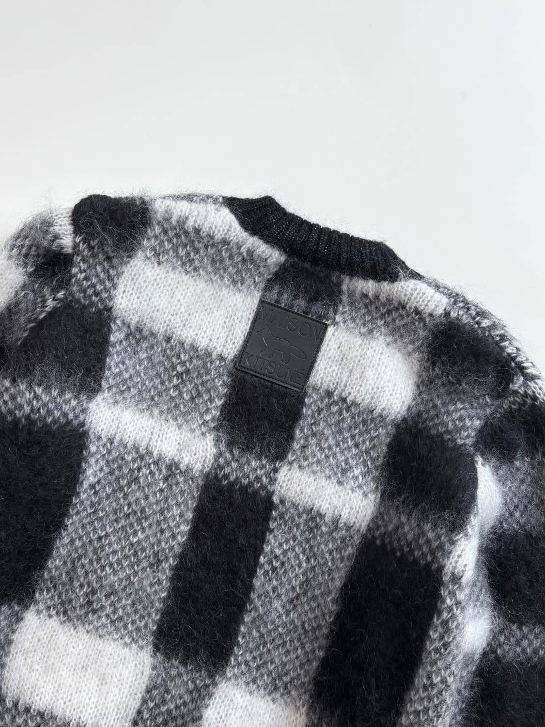 Maison Kitsune 메종키츠네 브러쉬드 모헤어 체크 풀오버 니트 상품이미지6