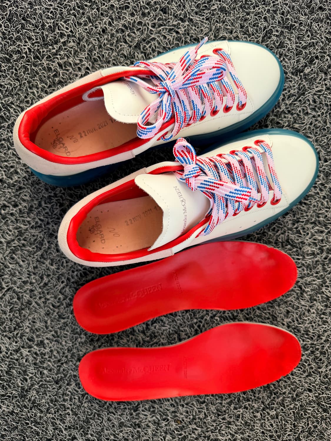 알렉산더 맥퀸 투명 에어솔 스니커즈 (화이트/블루) 상품이미지8