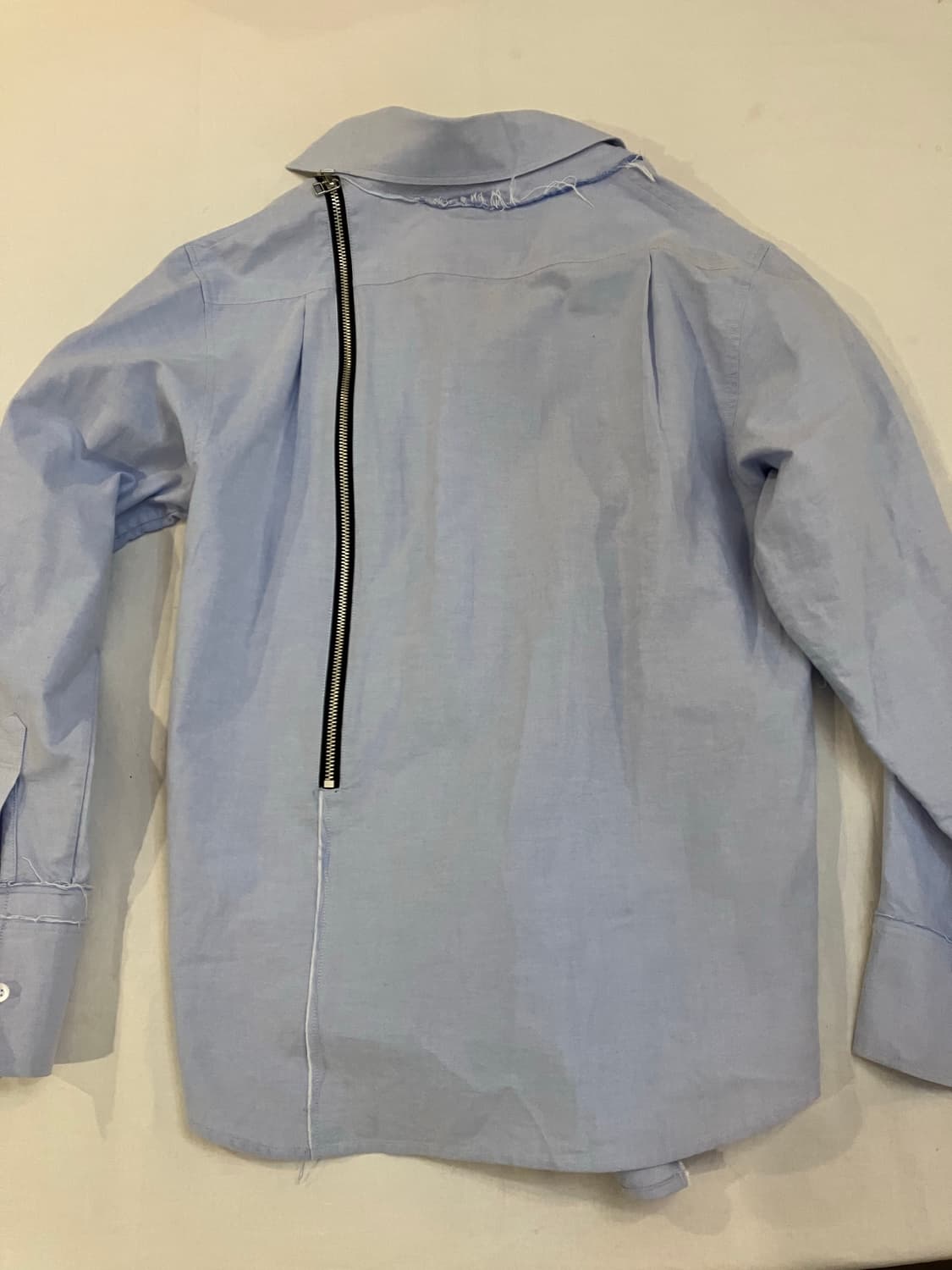 더뮤지엄비지터 블루 트위스티드 지퍼 셔츠 상품이미지2