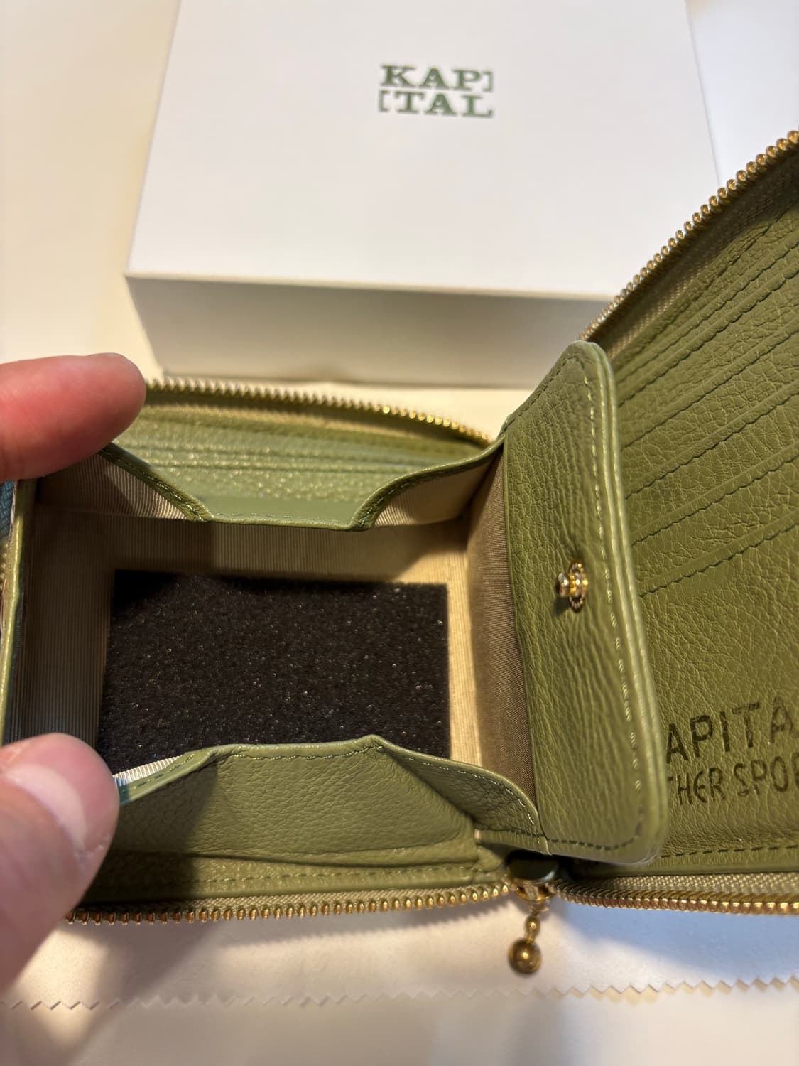 캐피탈 썸즈 업 본 핸드 지퍼 지갑 올리브 상품이미지9