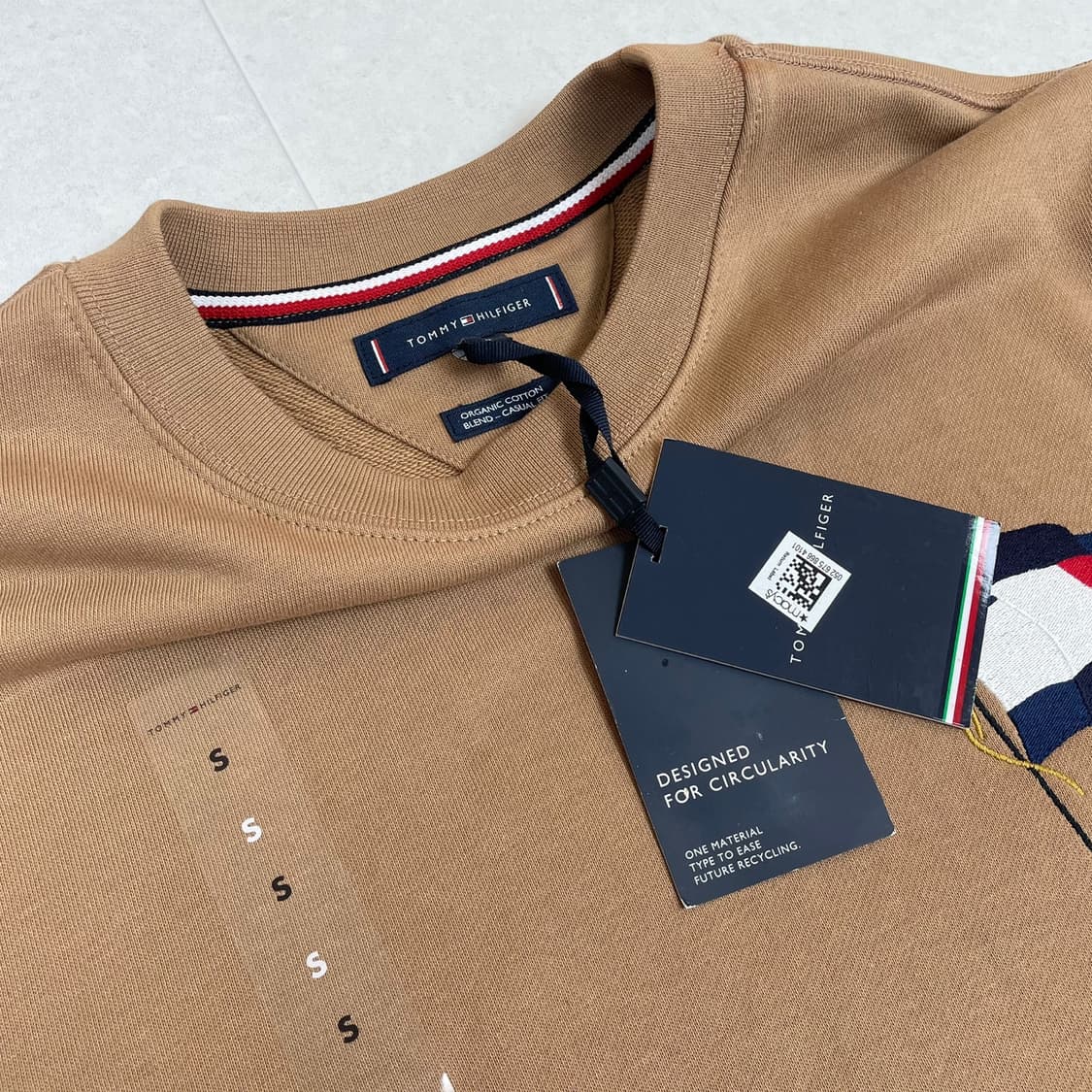 타미힐피거 Tommy Hilfiger 진베이지 플래그 자수 맨투맨 S 상품이미지2
