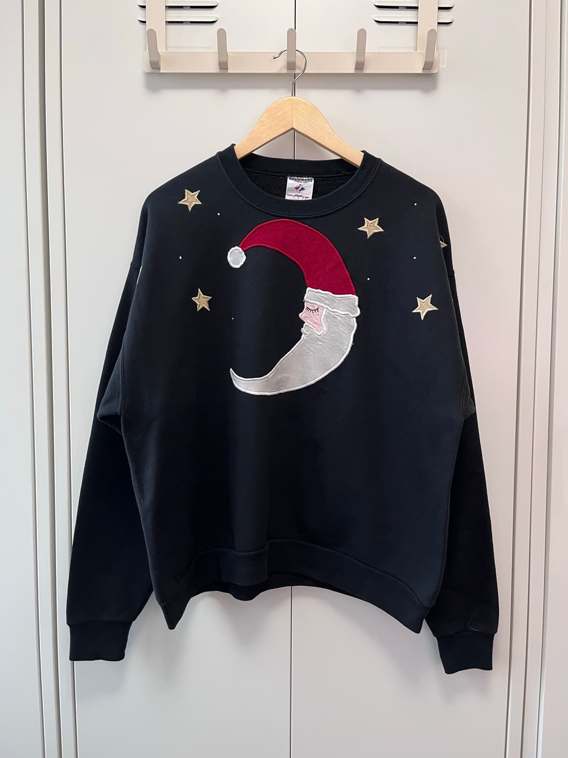 Jerzees 크리스마스 산타 자수 패치 오버핏 맨투맨 상품이미지9