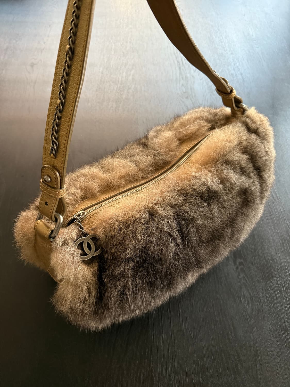 Chanel 샤넬 퍼 하프문 숄더백 상품이미지1