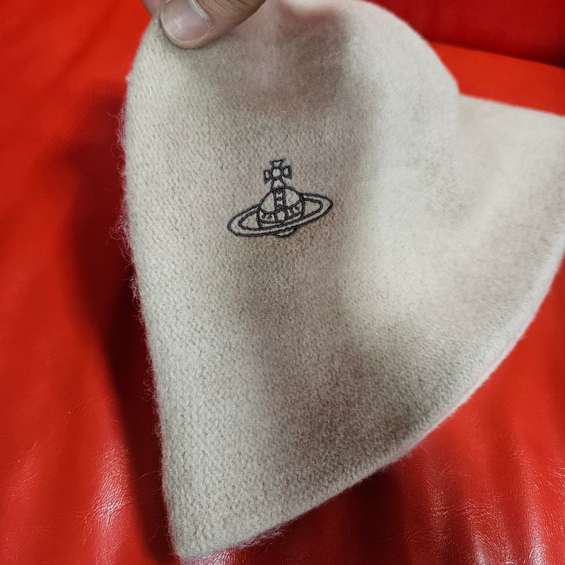 비비안웨스트우드 시그니쳐 자수 베이지 벙거지 SM size 상품이미지2