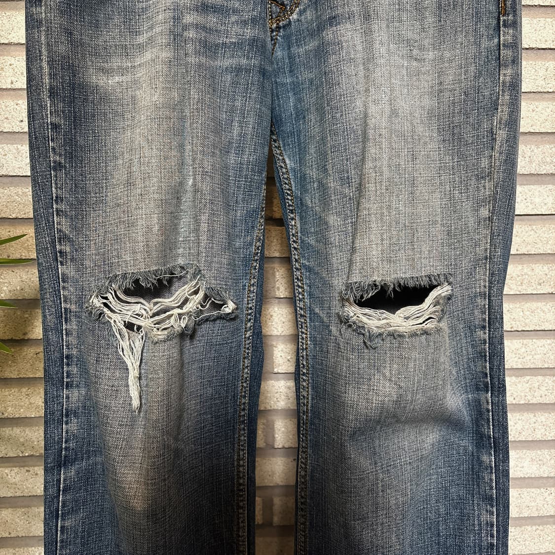 DKNY 클래식 인디고 페이드 데님팬츠 디스트로이드 디테일 상품이미지5