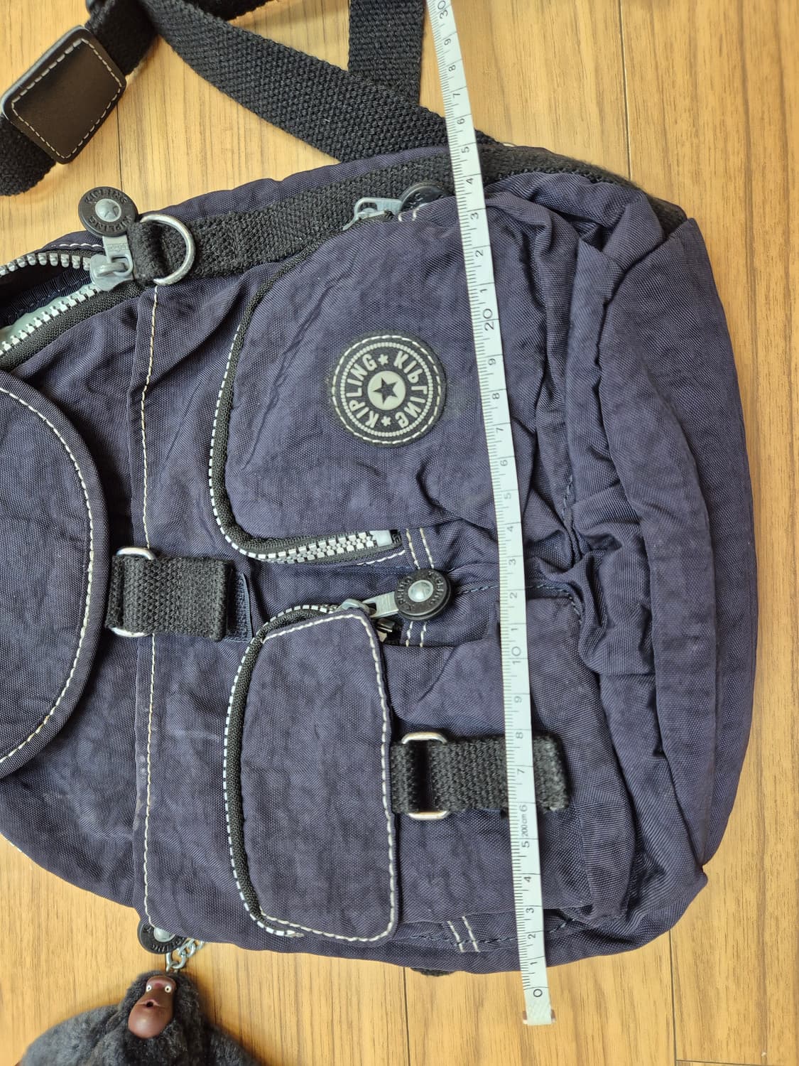 키플링 미니 백팩 판매합니다. 블랙 색상이라 어느 옷에나 잘 어울립니다. 상품이미지7