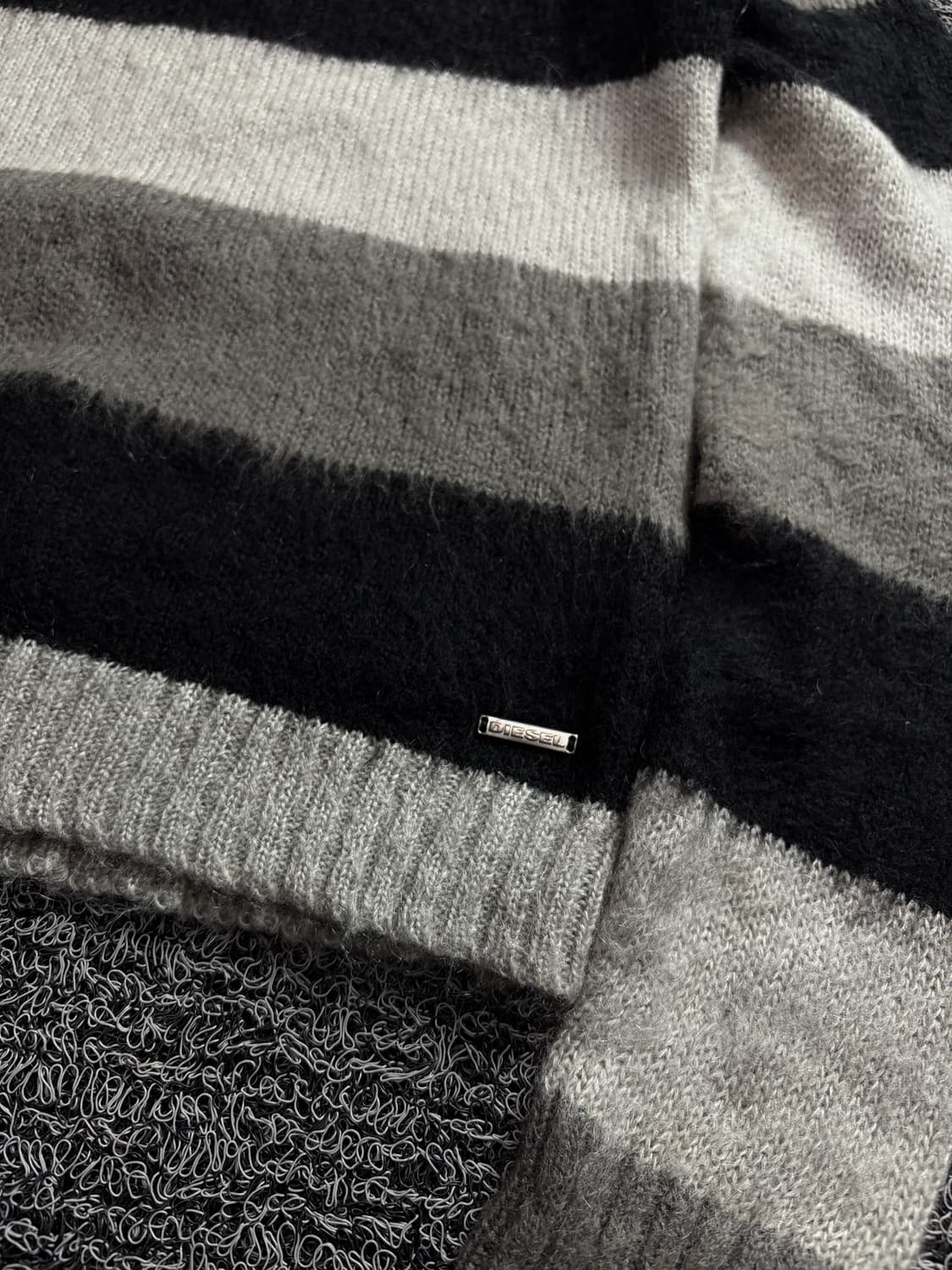 디젤 패치로고 단가라 디테일 모헤어 스웨터 1558 상품이미지3