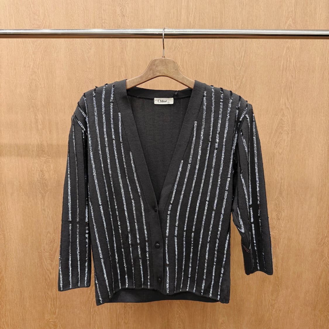 끌로에 울 니트 브이넥 가디건 스팽글 스트라이프 디테일 크롭핏 블랙 상품이미지2