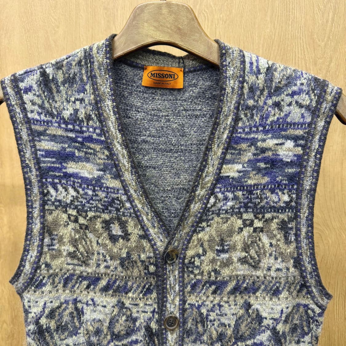 미쏘니 패턴 니트 베스트 버튼 가디건 포켓 디테일 레귤러핏 브라운 상품이미지4