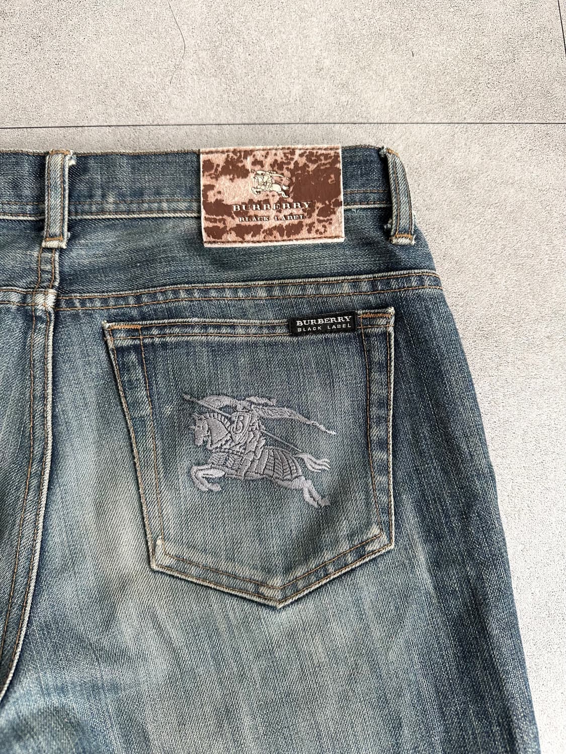 버버리 블랙라벨 워싱 데님팬츠 상품이미지8