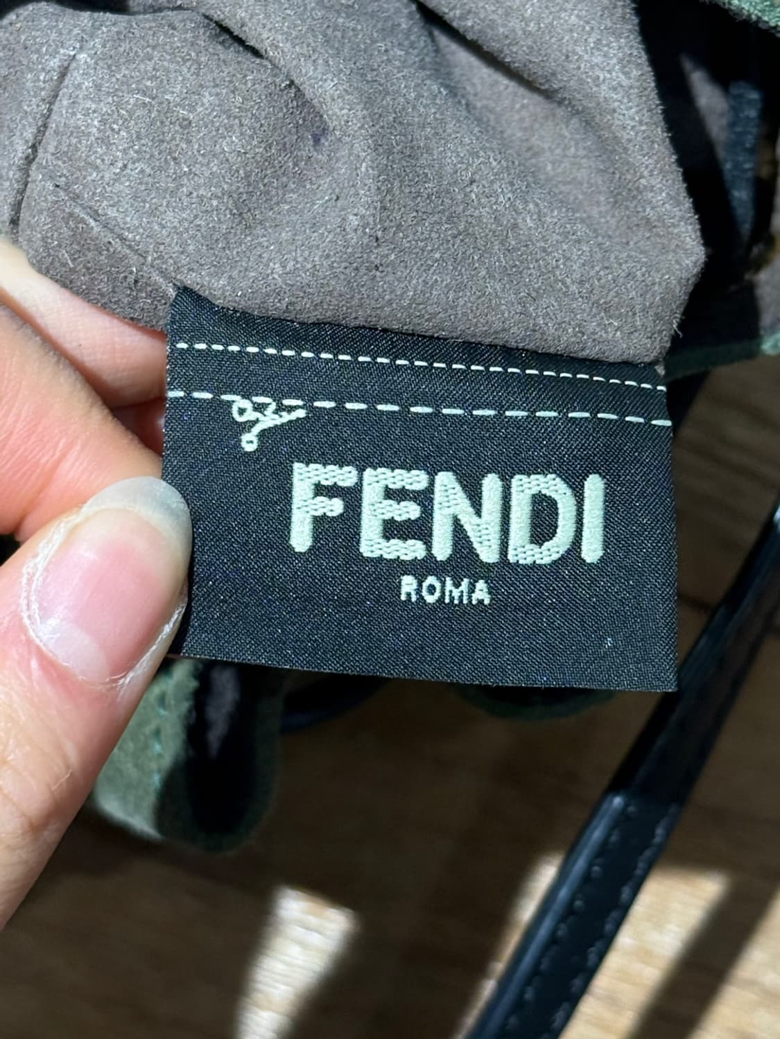 펜디 카키 몬트레조 미니 스웨이드 버킷백 상품이미지9