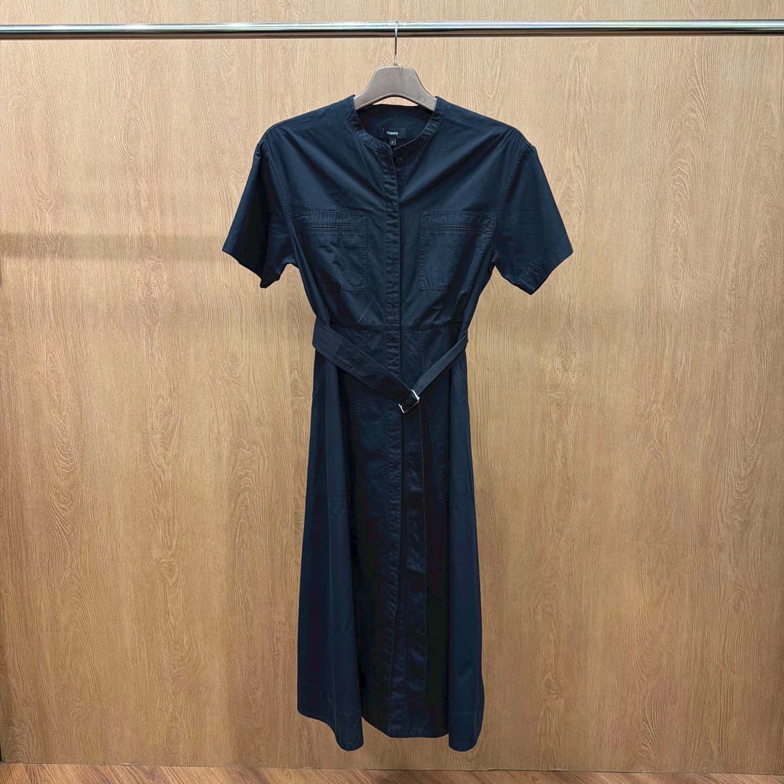 띠어리 반팔 롱원피스 스탠드 카라 허리 스트랩 체스트 포켓 디테일 블랙 상품이미지2