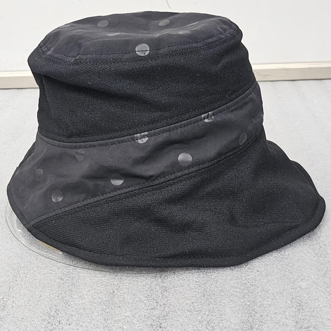 깔끔한 블랙 색상에 귀여운 도트 패턴이 돋보이는 Munsingwear 정 상품이미지4