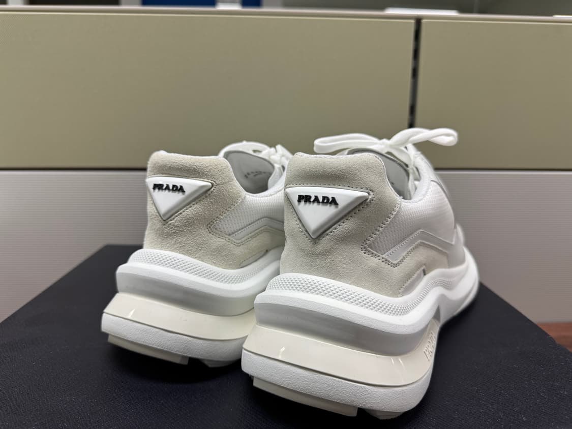 [UK 8] 프라다 브러시드 레더 패널 청키 스니커즈 화이트 상품이미지6