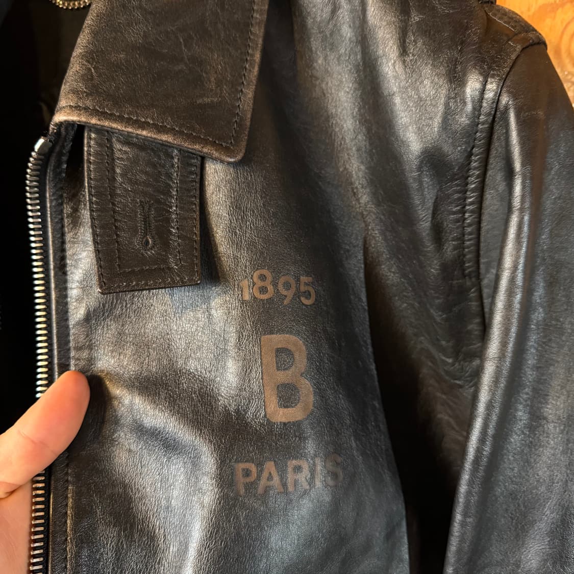 벨루티 파티나 가죽 봄버 자켓 판매 합니다. 상품이미지4