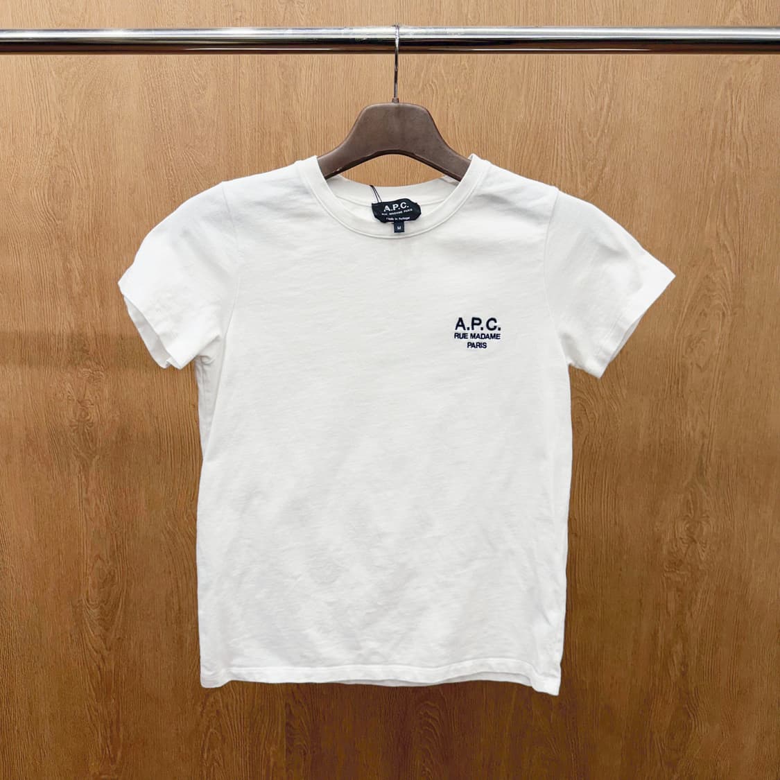 아페쎄 반팔 티셔츠 로고 자수 라운드넥 무지 디테일 레귤러핏 화이트 상품이미지2