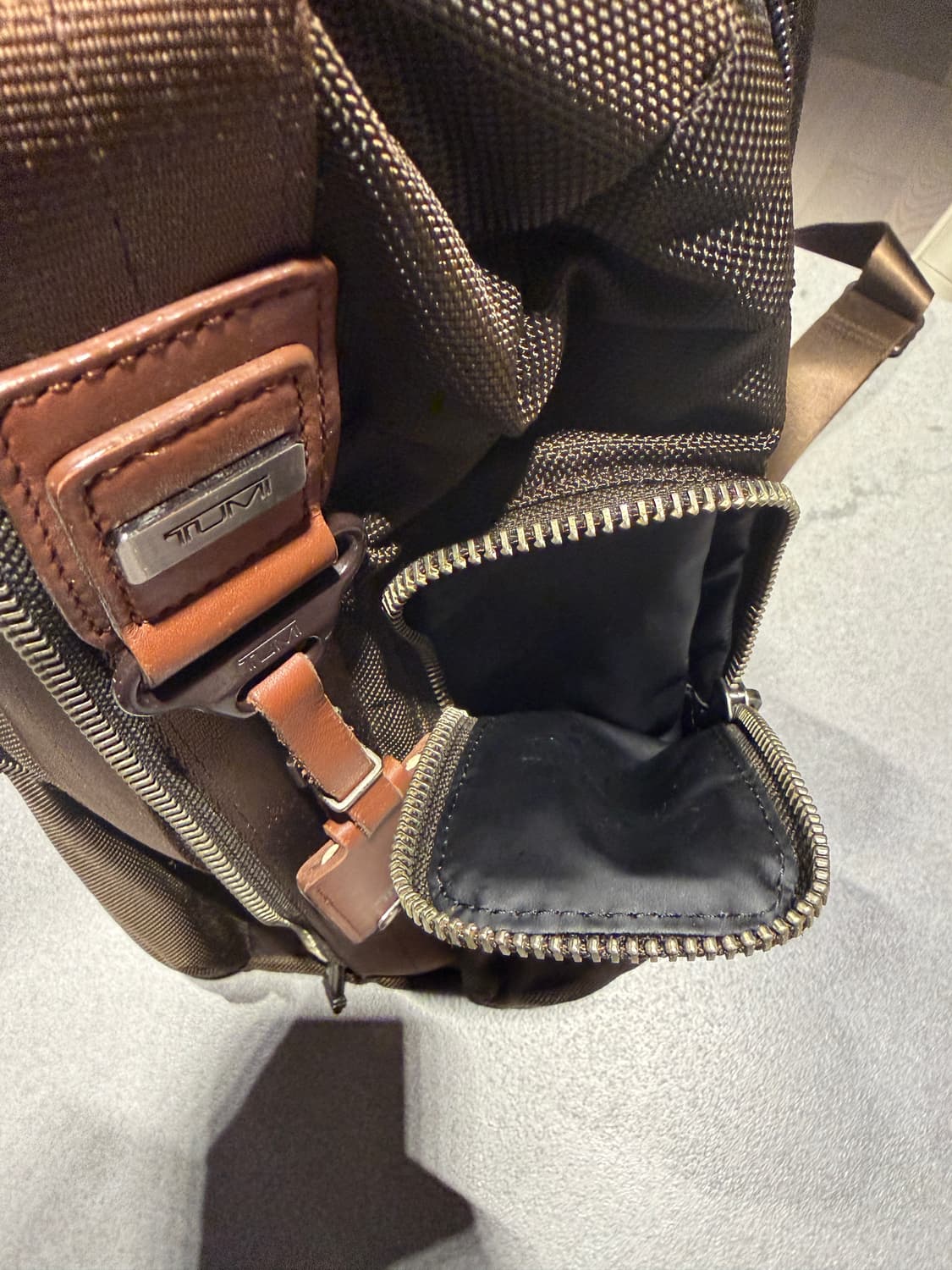 투미 정품 알파 브라보 슬링백 브라운 상품이미지5