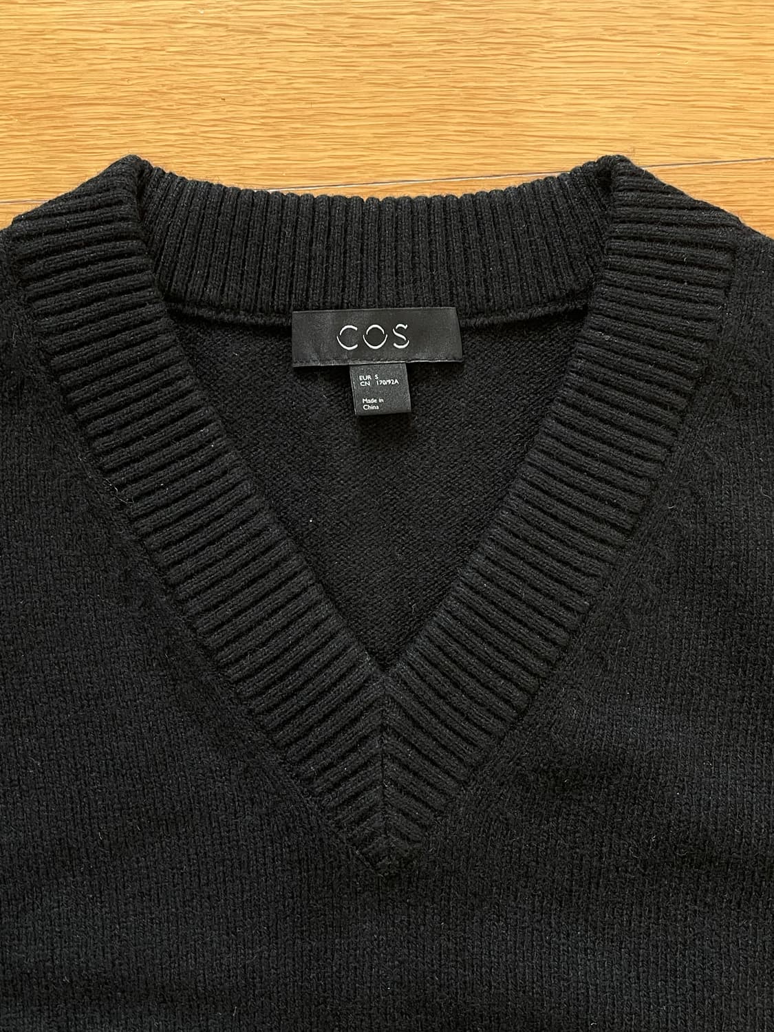 COS 브이넥 니트 s사이즈 상품이미지2