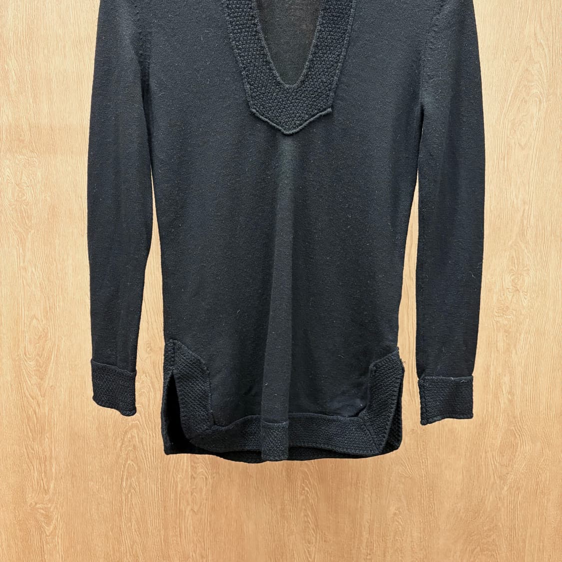 토리버치 브이넥 긴팔 니트 스플릿 카라 벌집 패턴 배색 디테일 블랙 상품이미지5