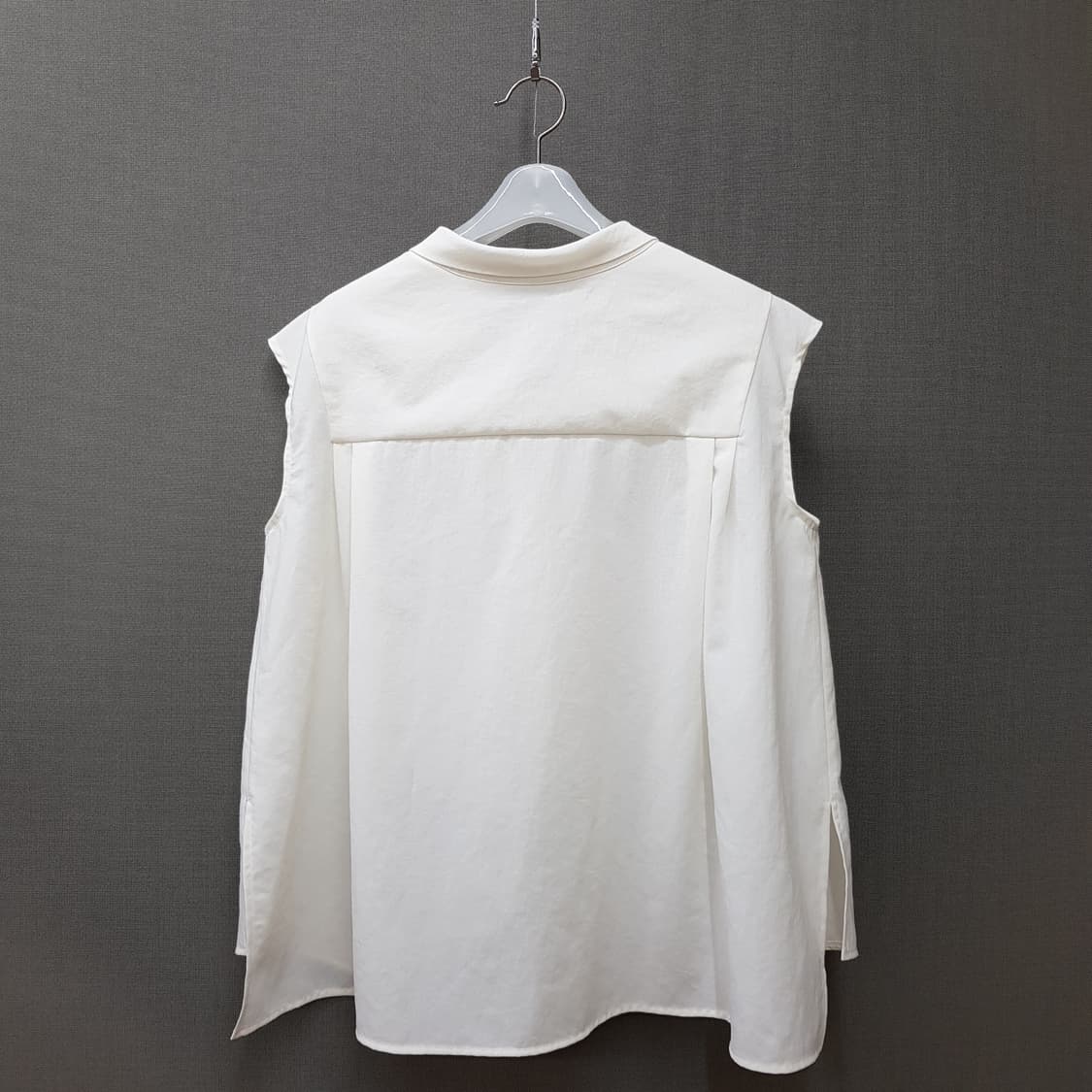 한섬 LATT 2023 브이넥 슬리브리스 블라우스82-94-160사이즈 상품이미지5