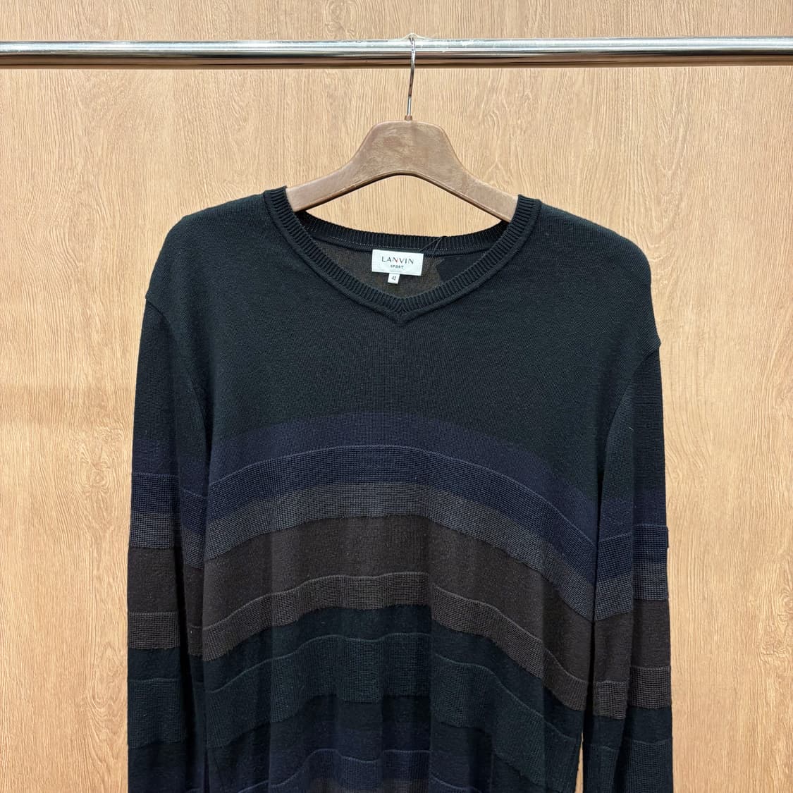 랑방 스포츠 브이넥 울 블렌드 긴팔 니트 스트라이프 패턴 디테일 네이비 상품이미지4