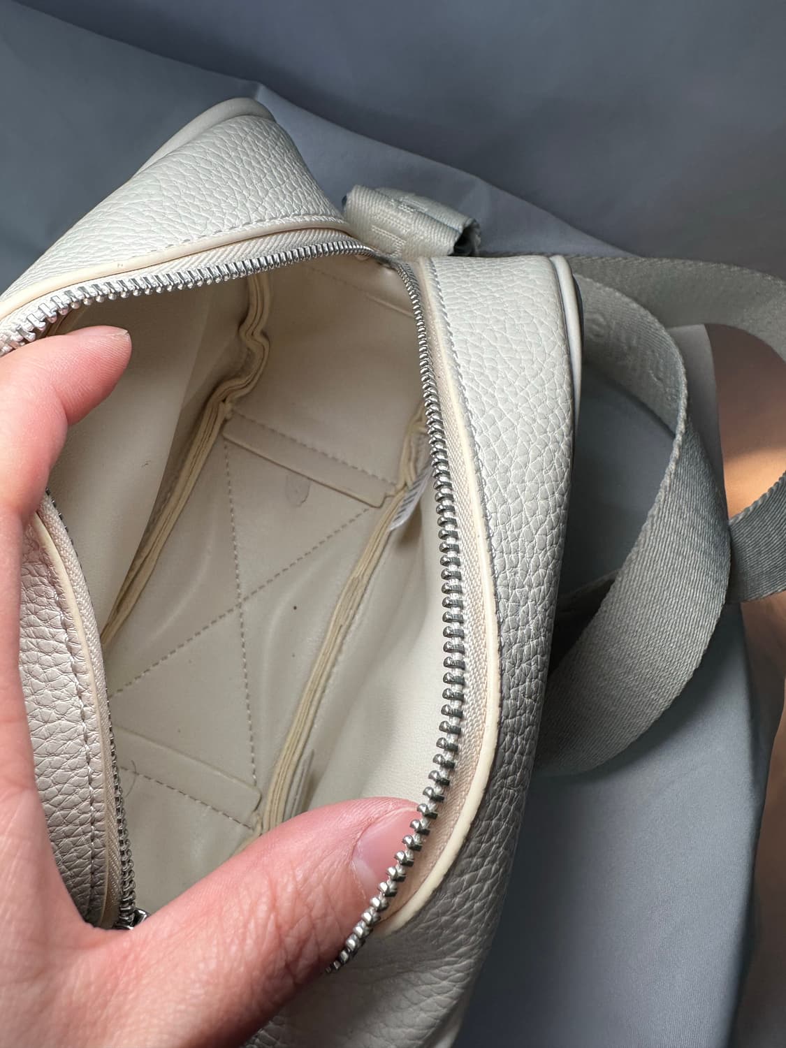 🧳캘빈클라인 카메라백 상품이미지3