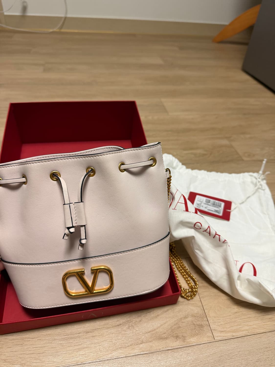 발렌티노 브이 버킷백 화이트 상품이미지1