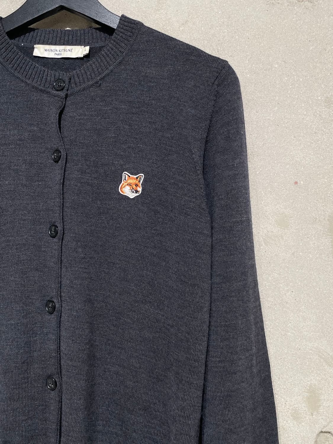 메종 키츠네 차콜 폭스 헤드 울 버튼 가디건 상품이미지3