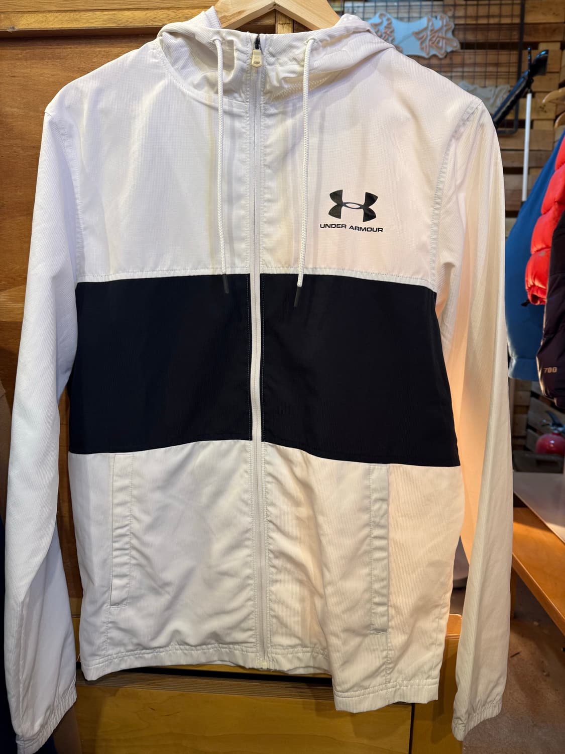 언더아머 화이트 바람막이 상품이미지1