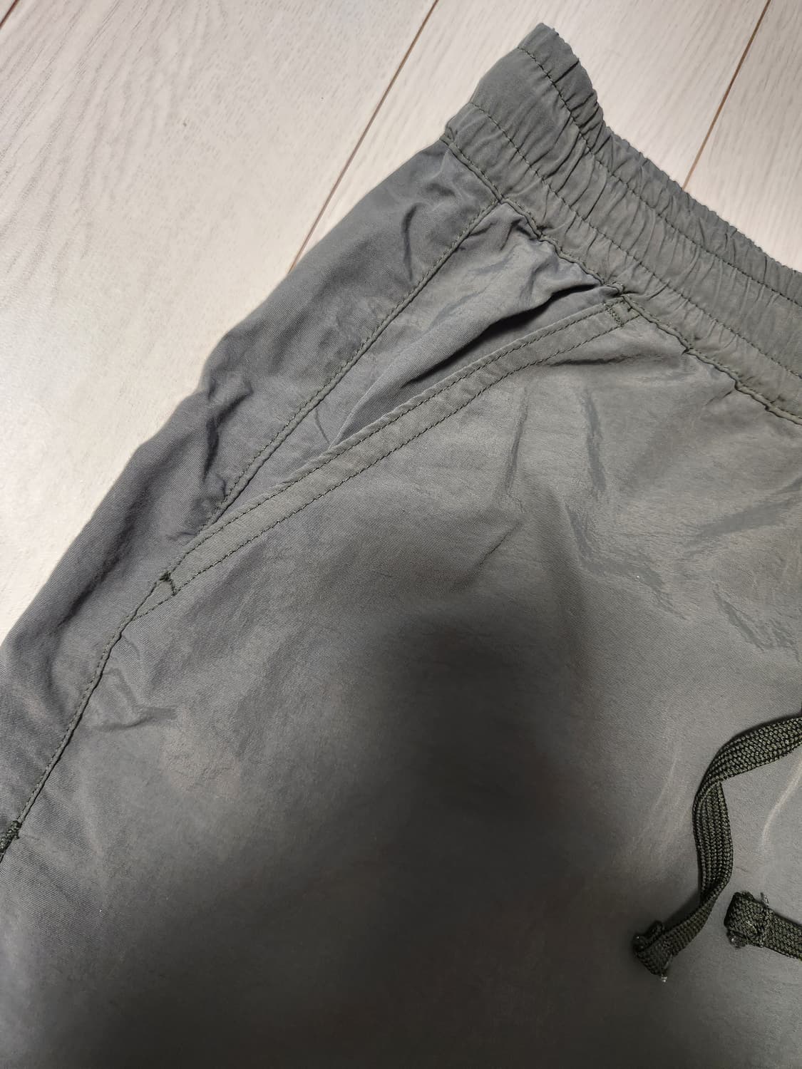 스케쳐스 퍼포먼스 카키색 밴딩 반바지 사이즈32 L

약간의 사용감 외에 상품이미지7