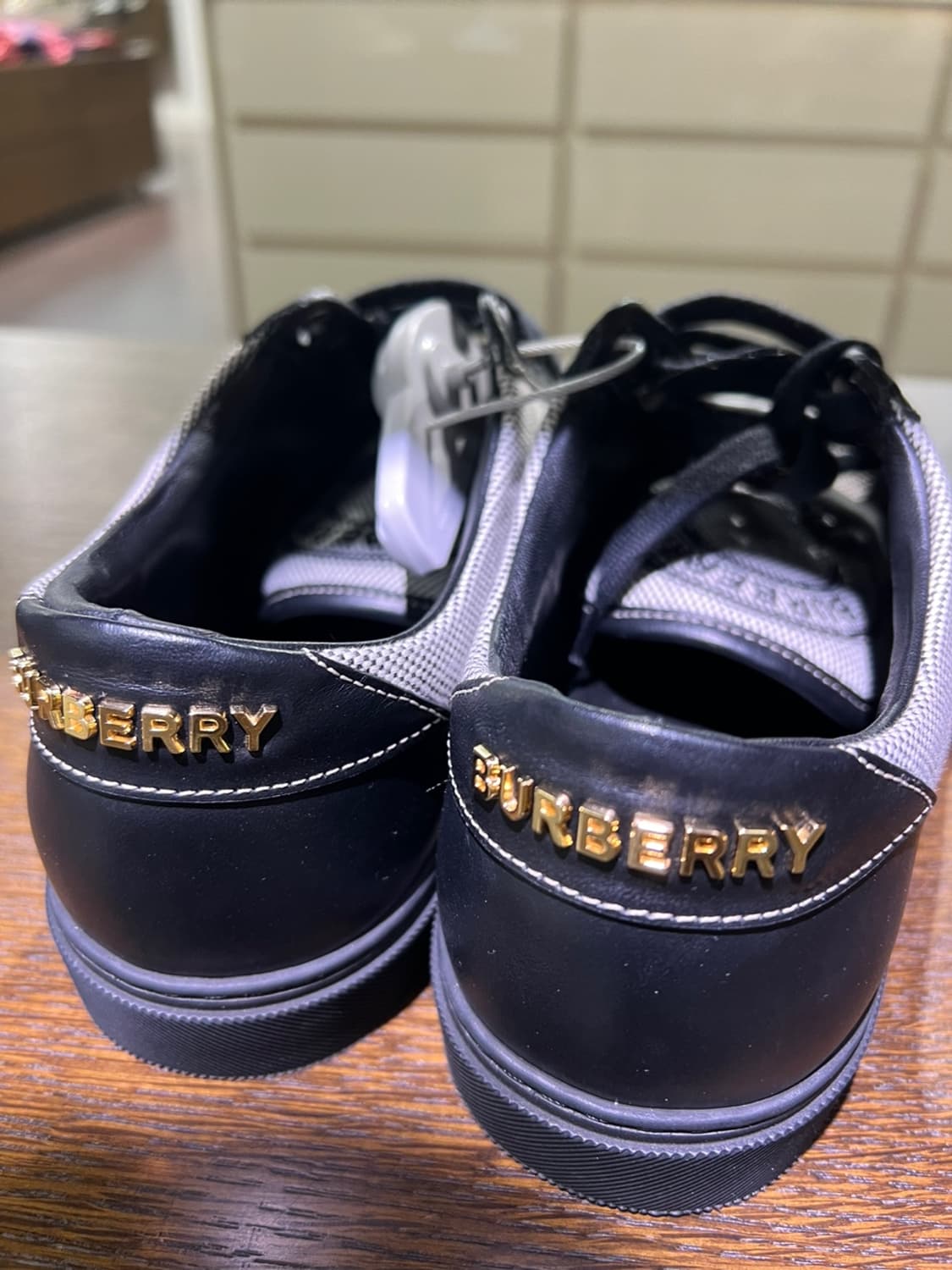 버버리 로우탑 스니커즈 상품이미지1