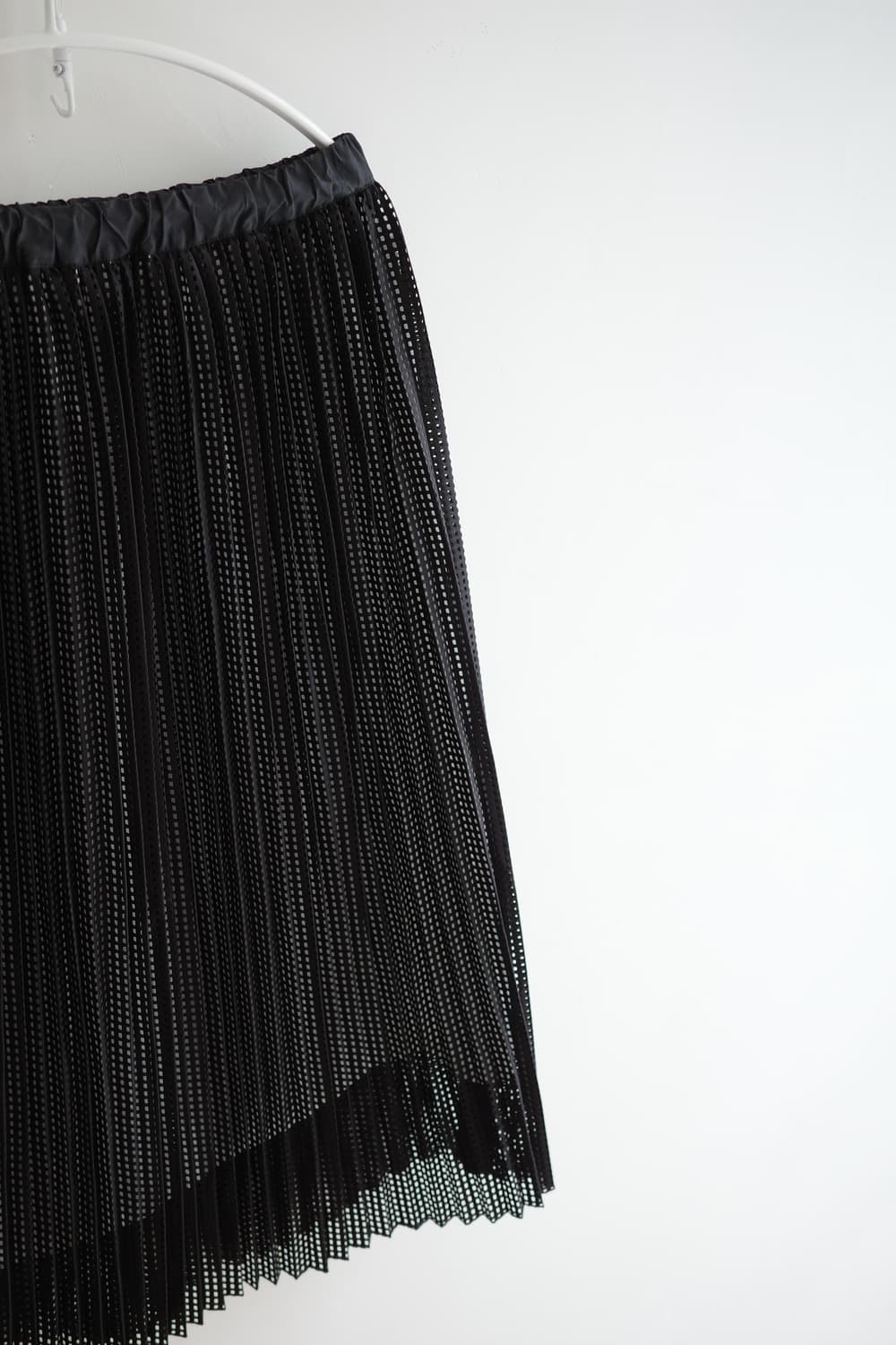 rhythomos 
• 블랙 펀칭 주름 미디어 스커트 상품이미지6