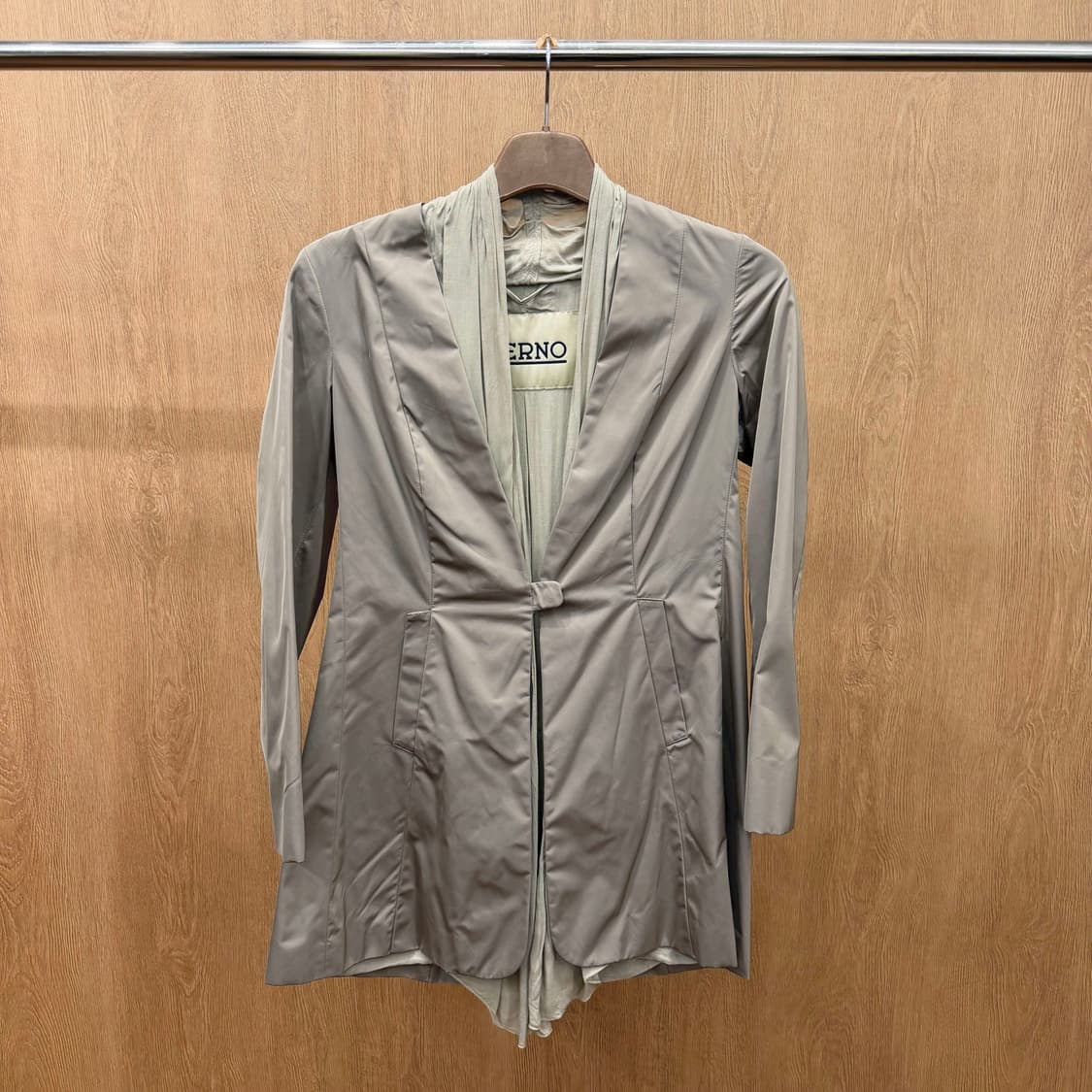 에르노 경량 미디 코트 드레이프 넥 세로 절개 사이드 포켓 디테일 베이지 상품이미지2