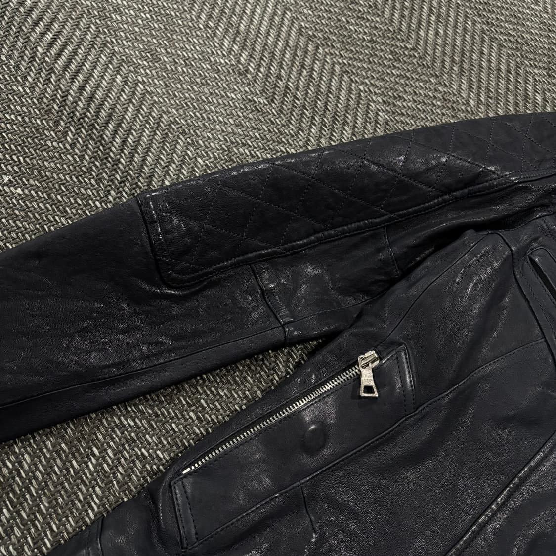 슬림 크로스 베지터블 램스킨 자켓 차콜레이비 상품이미지4