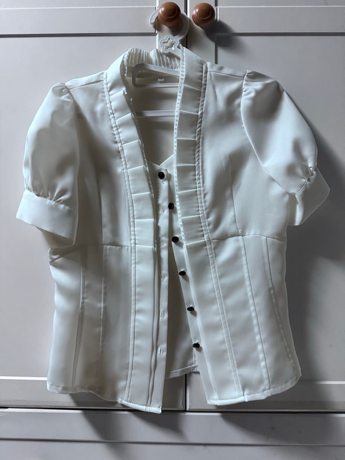 반팔 플리츠 화이트 블라우스 상품이미지1