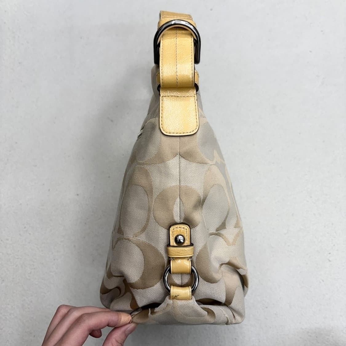 COACH 시그니처 캔버스 숄더백 상품이미지4