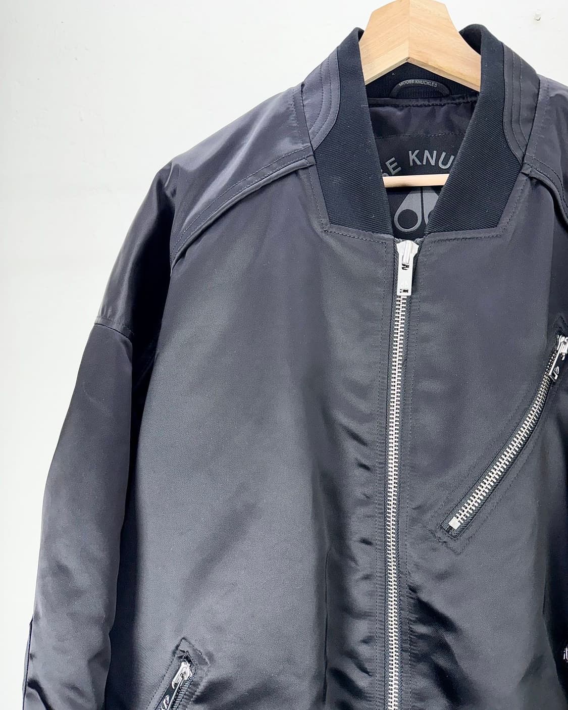 무스너클 블랙 니콜라스 퀼팅 플레이트 봄버 자켓 상품이미지2