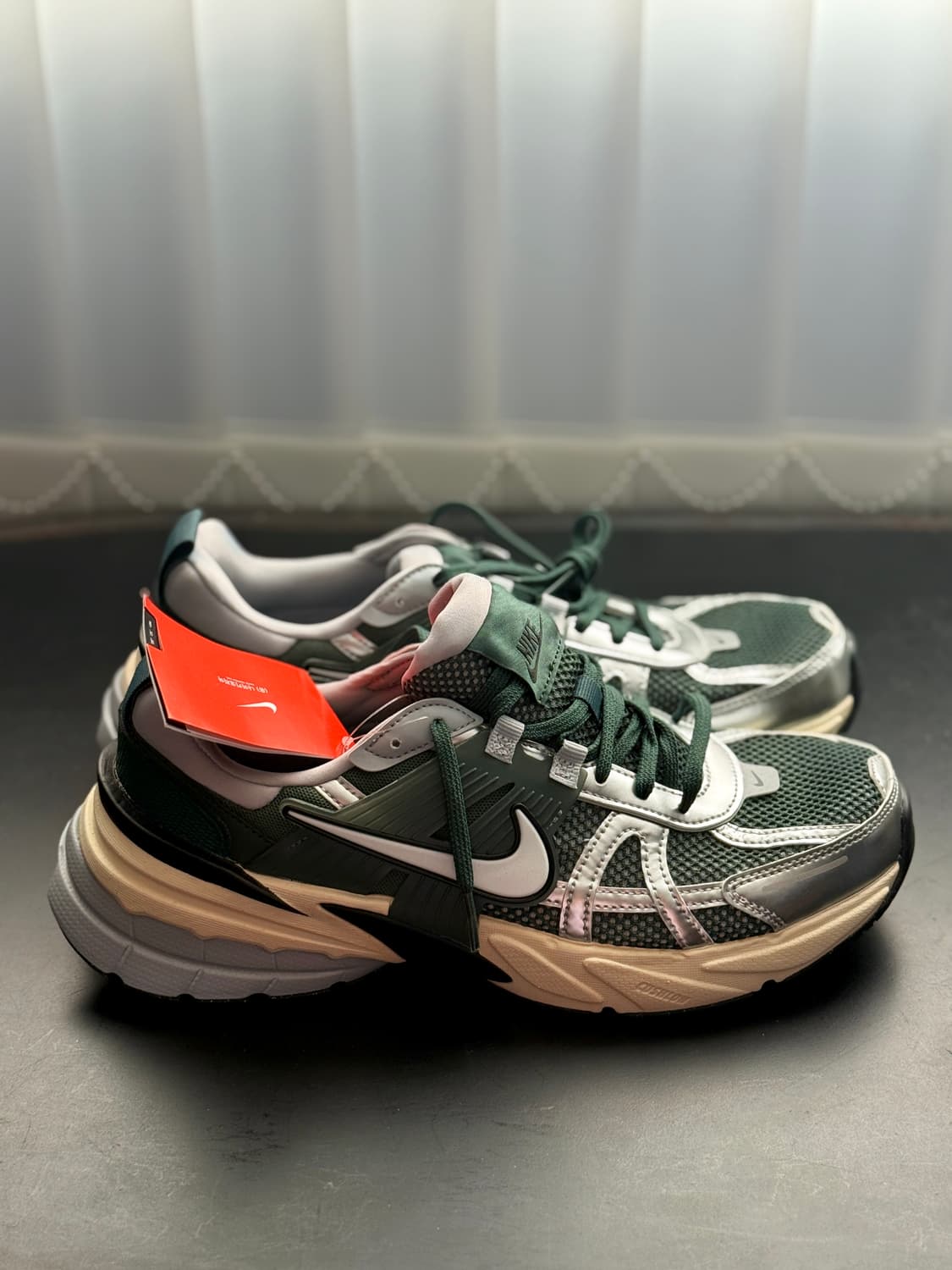 나이키 V2K 런 빈티지 그린 미네랄 스프러스 상품이미지1