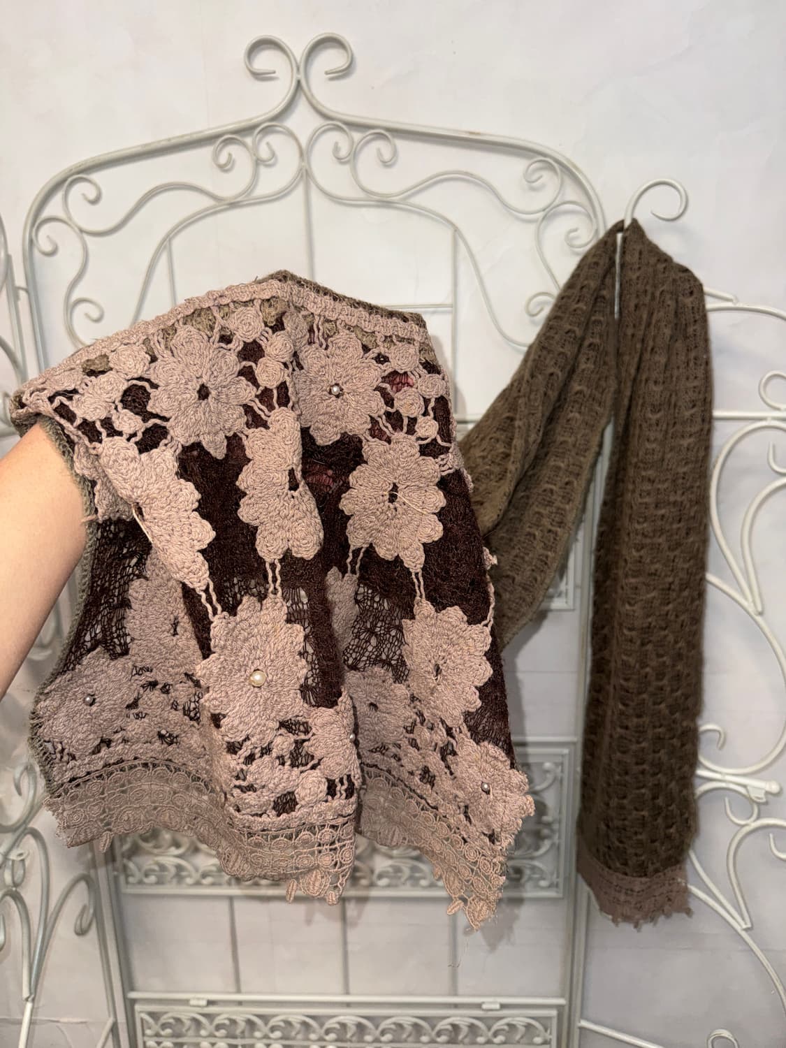 Brown crochet flower detail muffler  상품이미지3