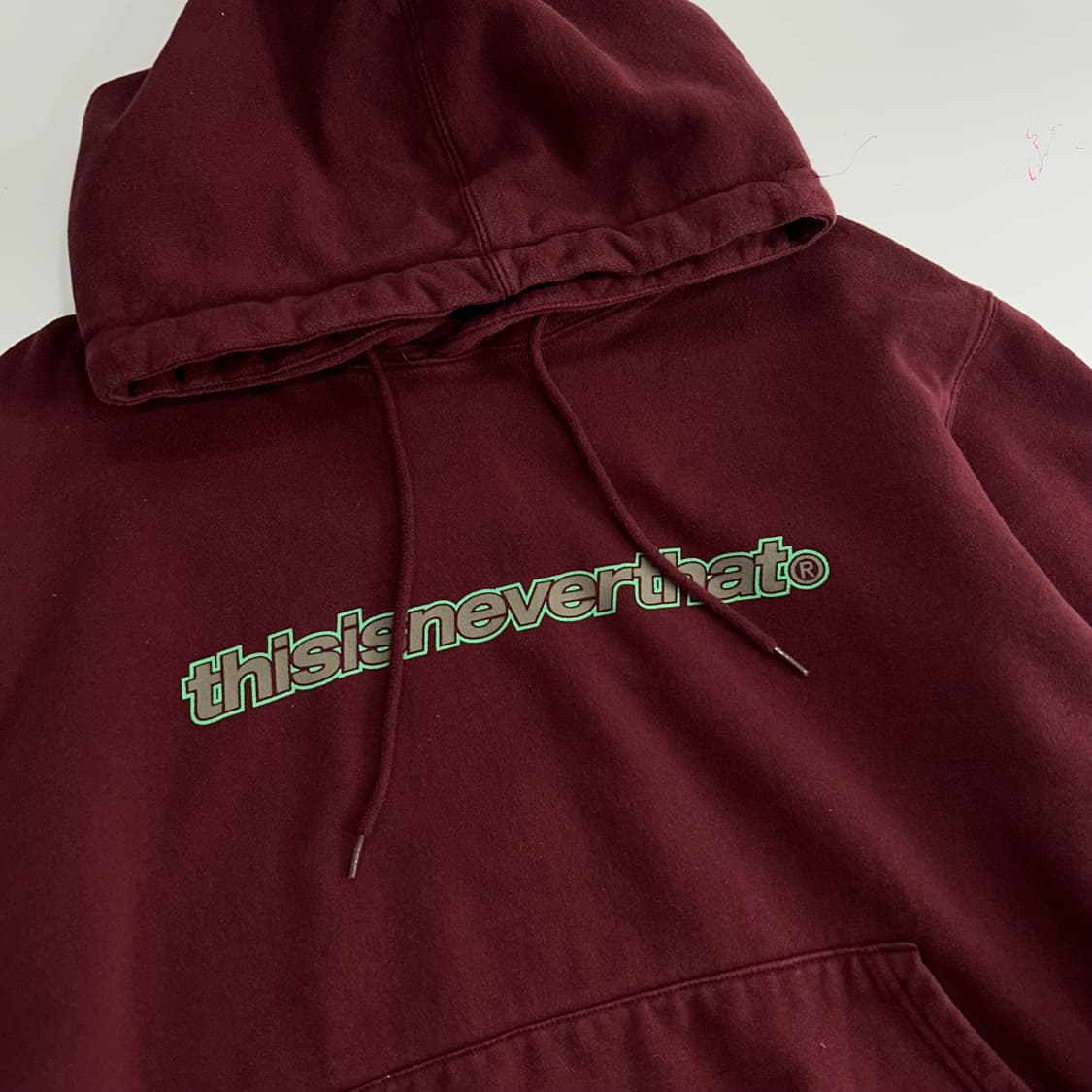 Thisisneverthat 디스이즈네버댓 그린로고 버건디 후드티 상품이미지4