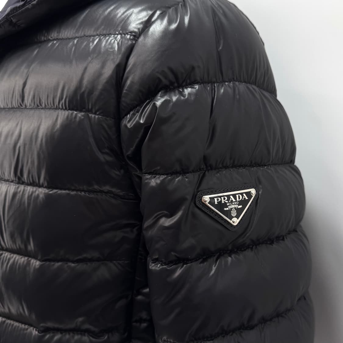 [40사이즈] 프라다 삼각로고 후드 경량패딩 블랙 (292009) 상품이미지5