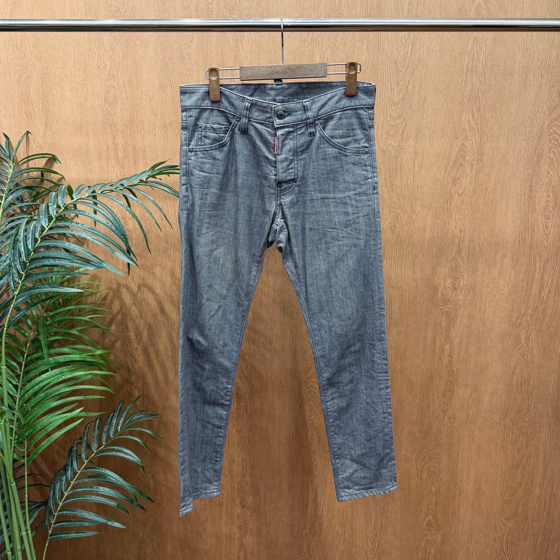 디스퀘어드2 데님 팬츠 레드 탭 포켓 스터드 슬림 스트레이트핏 그레이 상품이미지1