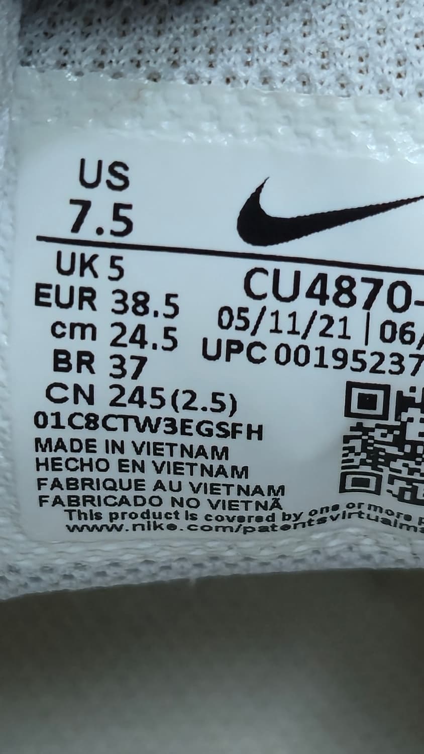 나이키 245mm-  에어맥스 AP 여성운동화
유니크한 디자인
상태 아주 상품이미지7