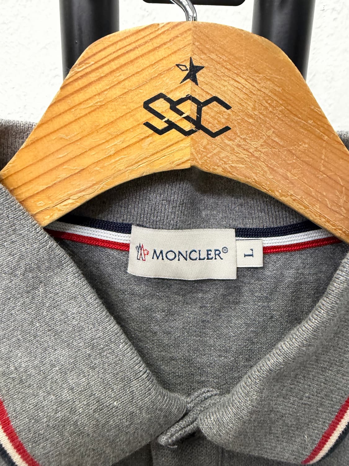 정품) 몽클레어 여성 그레이 삼선 카라 반팔 티셔츠 L 상품이미지6