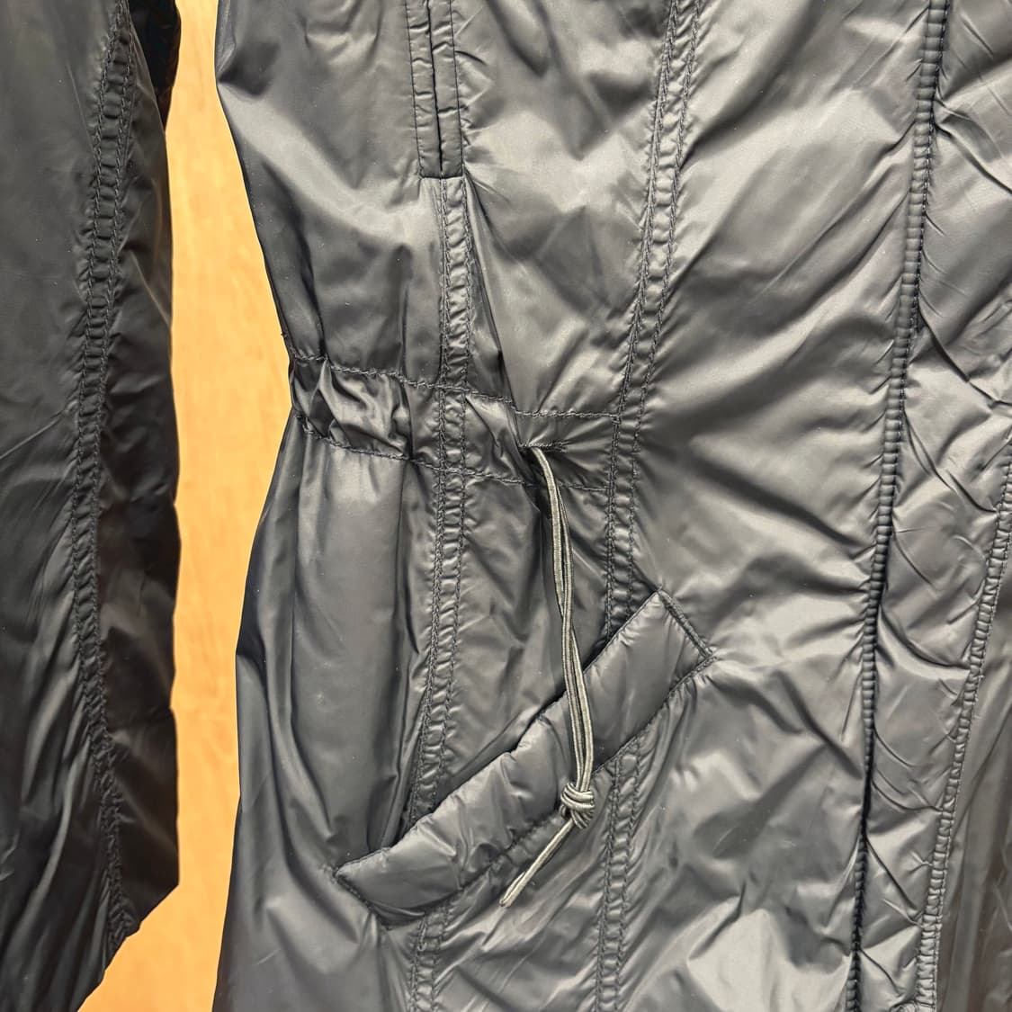 막스앤코 라이트 웨이트 후드 패딩 코트 허리 밑단 스트링 디테일 블랙 상품이미지5