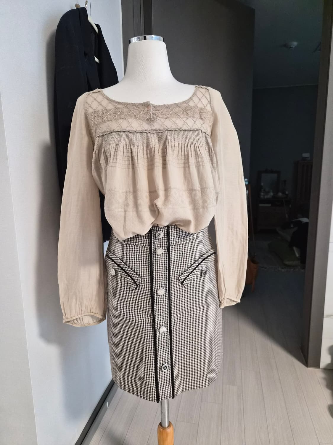 [마쥬(Maje)] 아이보리 레이스 스모킹 블라우스 상품이미지2